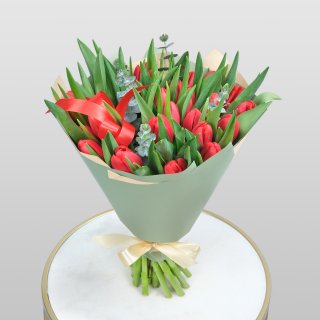 Букет Тюльпанов 25 шт с эвкалиптом «Страстная Любовь»