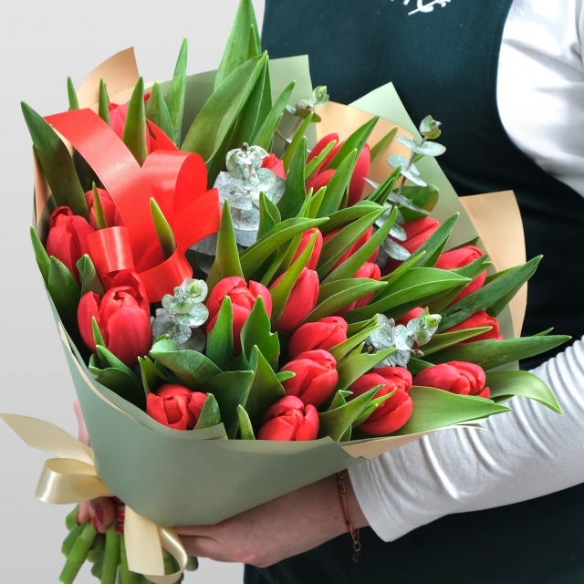 Букет Тюльпанов 25 шт с эвкалиптом «Страстная Любовь»