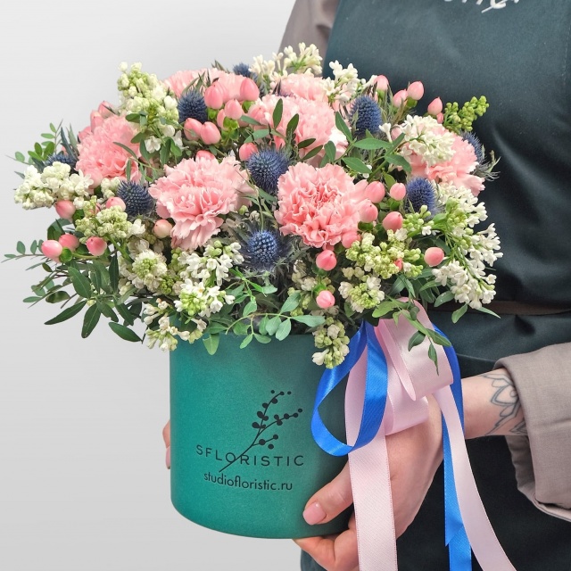 Композиция из Гвоздики и Сирени в шляпной коробке «Аврора»