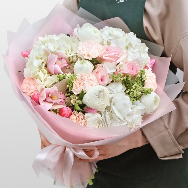 Букет из Гортензии, Гвоздики, Орхидеи «Белоснежный зефир» Букет из Гортензии, Гвоздики, Орхидеи «Белоснежный зефир»