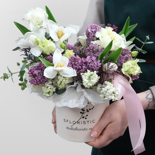 Букет из Сирени, Тюльпана и Лизиантуса «Белые Облака»