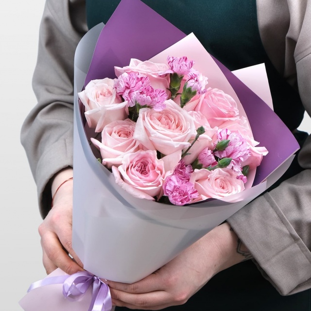 Букет из Роз Охара и Гвоздики «Очаровательный Сад» Букет из Роз Охара и Гвоздики «Очаровательный Сад»