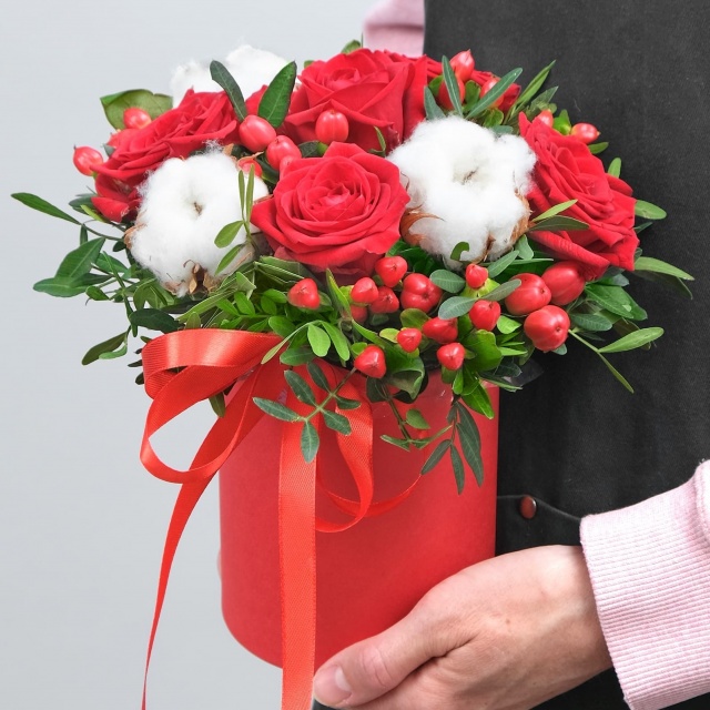 Композиция из Роз и Гиперикума в шляпной коробке «Тайная страсть»