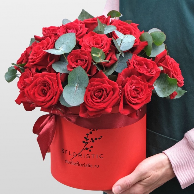 Композиция из 21 Розы с эвкалиптом «Диона» Композиция из 21 Розы с эвкалиптом «Диона»
