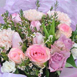 Букет из Роз, Гвоздики и Тюльпана «Мелодия любви»