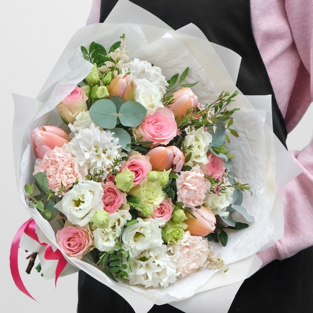 Букет из Роз, Гиацинтов и Лизиантуса «Любовная симфония»