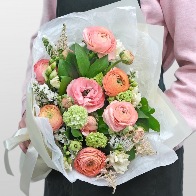 Букет из Ранункулюсов и Фрезии «Романтическое очарование» Букет из Ранункулюсов и Фрезии «Романтическое очарование»