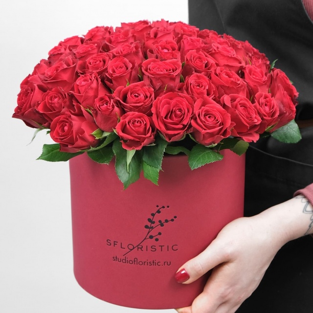 Композиция из красных Роз 51 шт в шляпной коробке «Фрейя»
