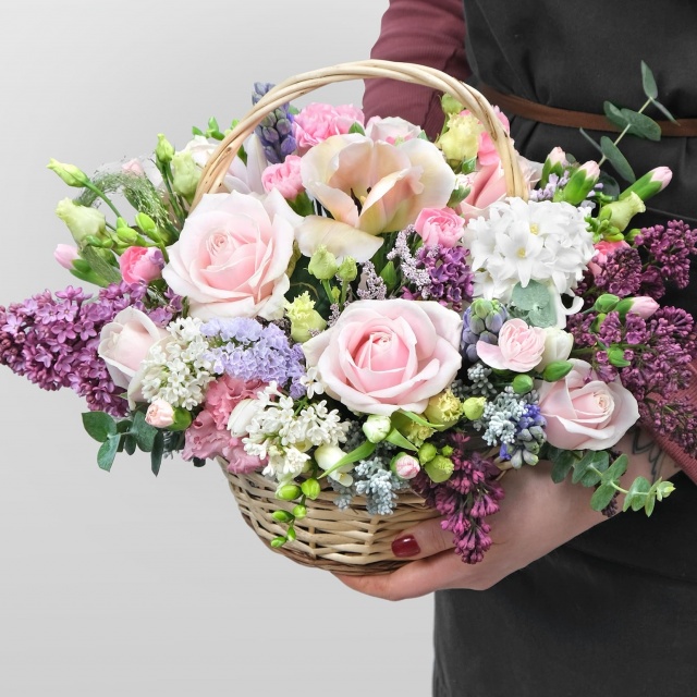 Композиция из Роз, Сирени и Эустомы в корзине «Оливия»