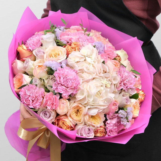 Букет из Роз, Гортензии и Гвоздики «Феерия чувств»