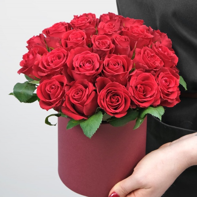Композиция из красных Роз 25 шт «Каролина» в шляпной коробке