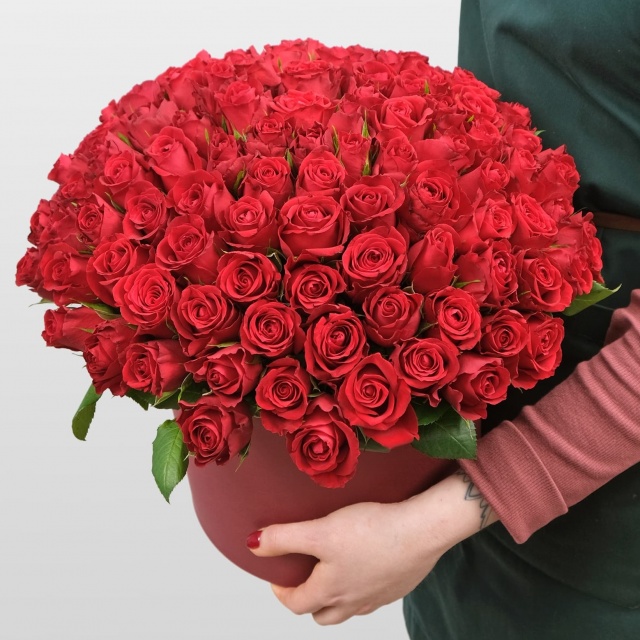Композиция из красных Роз 101 шт «Эмилия» в шляпной коробке
