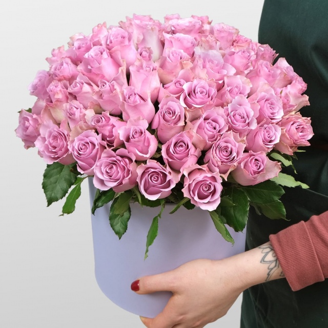 Композиция из сиреневых Роз 51 шт в шляпной коробке «Шарлотта»