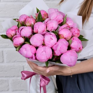 Букет из розовых пионов 19 шт «Сногшибательной»