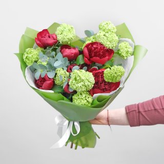 Букет из Пиона и Вибурнума «Бордо» с эвкалиптом Букет из Пиона и Вибурнума «Бордо» с эвкалиптом