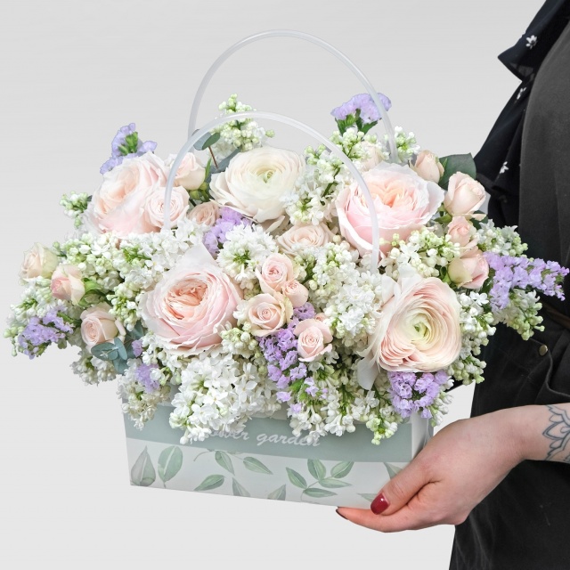 Композиция из Роз, Сирени и Ранункулюсов в сумке «Мойра» Композиция из Роз, Сирени и Ранункулюсов в сумке «Мойра»