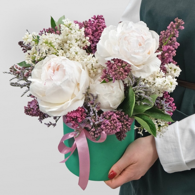 Композиция из Пионов и Сирени в шляпной коробке «Воздушная прелесть»