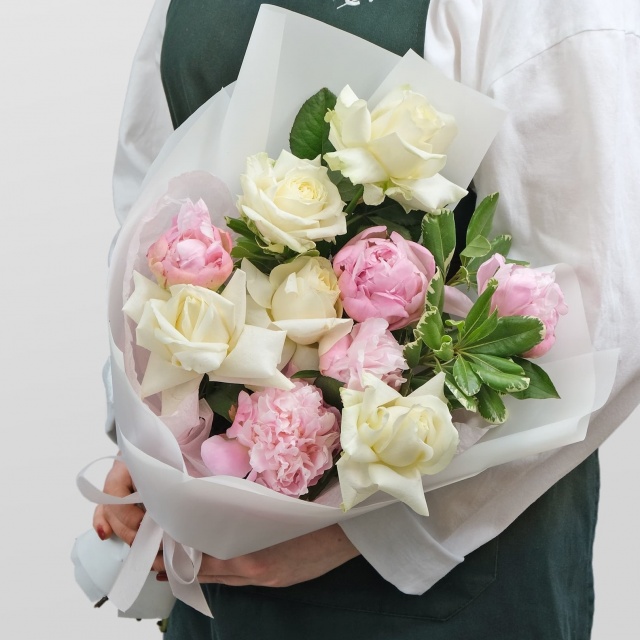 Букет из Пионов и Питтоспорума «Красочное лето» Букет из Пионов и Питтоспорума «Красочное лето»