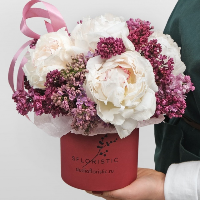 Композиция из Пионов и Сирени в шляпной коробке «Монро»