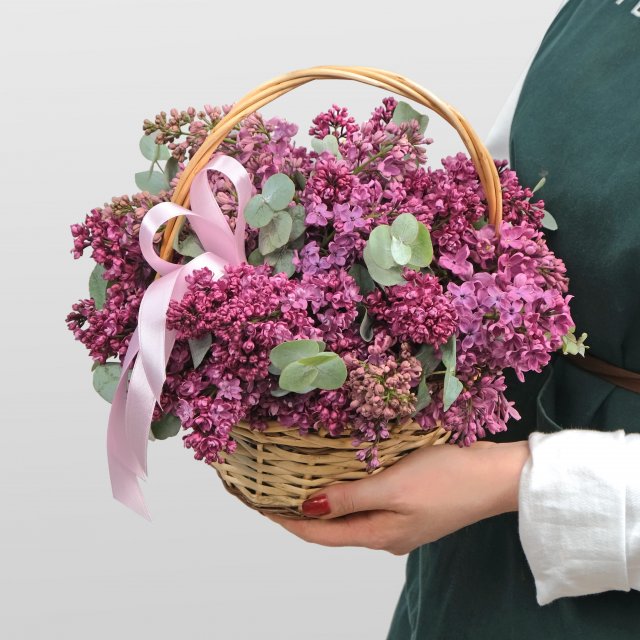 Композиция из Сирени «Корзинка счастья» с эвкалиптом