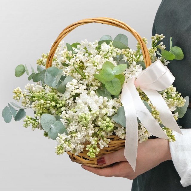 Композиция из Сирени «Корзинка нежности» с эвкалиптом