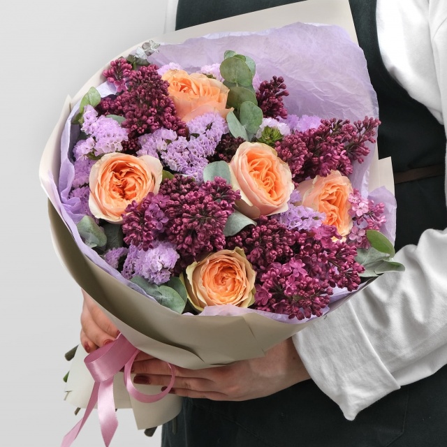 Букет из Пионовидной Розы и Сирени «Василиса» Букет из Пионовидной Розы и Сирени «Василиса»