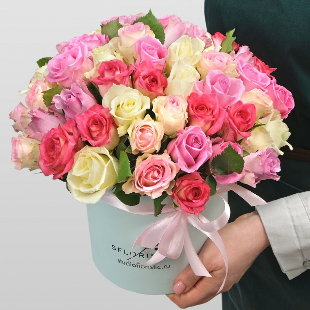 Композиция из кенийских Роз 51 шт в шляпной коробке «Рамона»