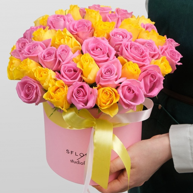 Композиция из кенийских Роз 51 шт в шляпной коробке «Джулия»