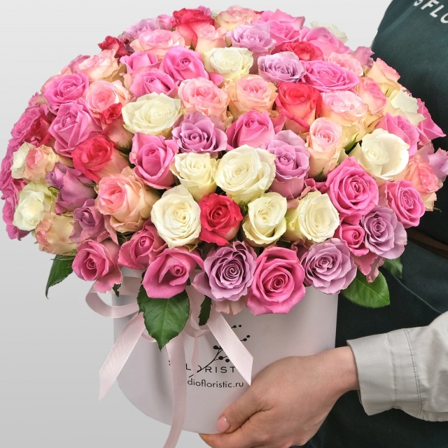 Композиция из кенийских Роз 101 шт в шляпной коробке «Мэдисон»