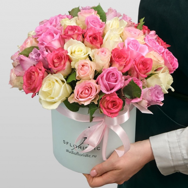 Композиция из кенийских Роз 51 шт в шляпной коробке «Мелодия счастья»