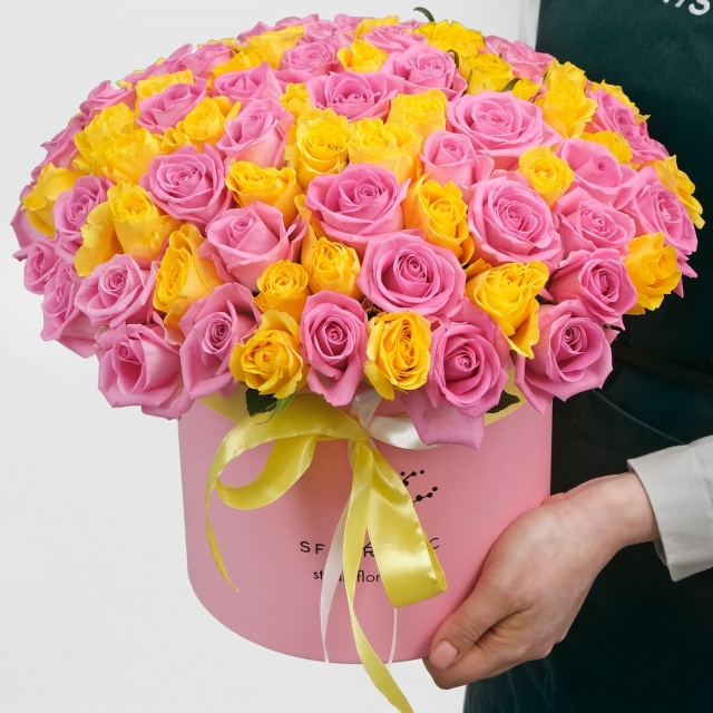 Композиция из кенийских Роз 101 шт в шляпной коробке «Утренний Рассвет»