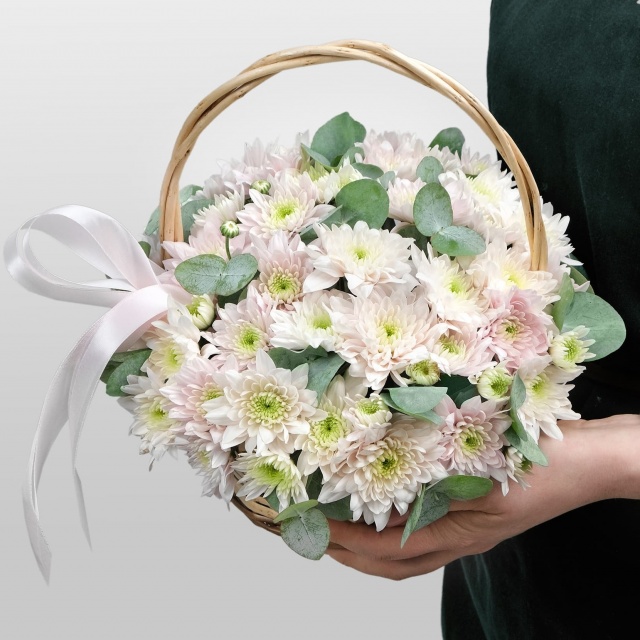 Композиция из Хризантемы 7 шт «Море любви» с эвкалиптом