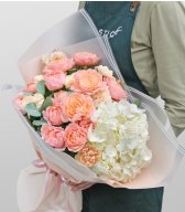 Букет из Гортензии, Кустовой Розы и Гвоздики «Розовый Амур»