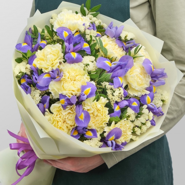 Букет из Ирисов и Гвоздик «Поцелуй Бога» Букет из Ирисов и Гвоздик «Поцелуй Бога»