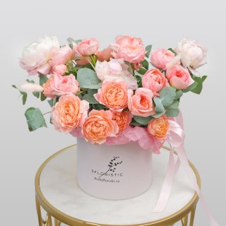 Композиция из Пионов, кустовых и пионовидных Роз «Розовая Лагуна»