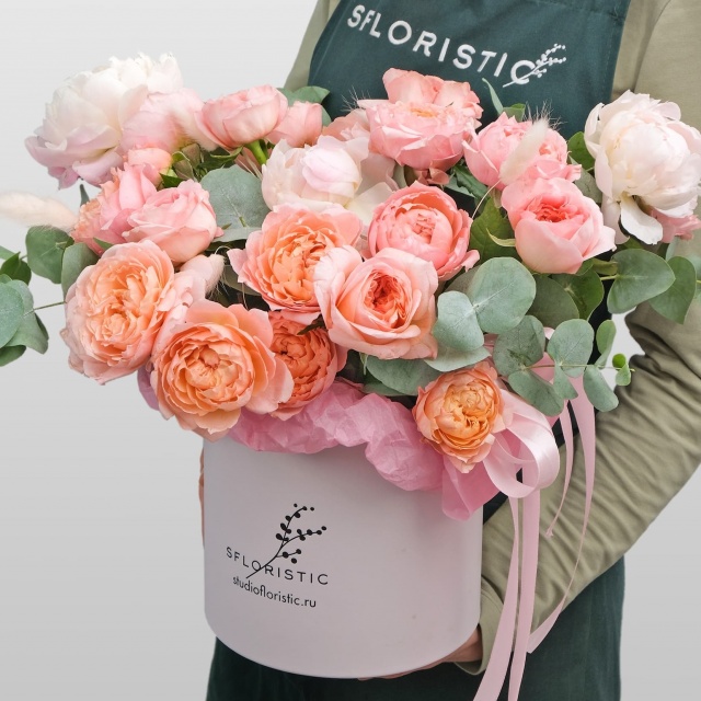 Композиция из Пионов, кустовых и пионовидных Роз «Розовая Лагуна»