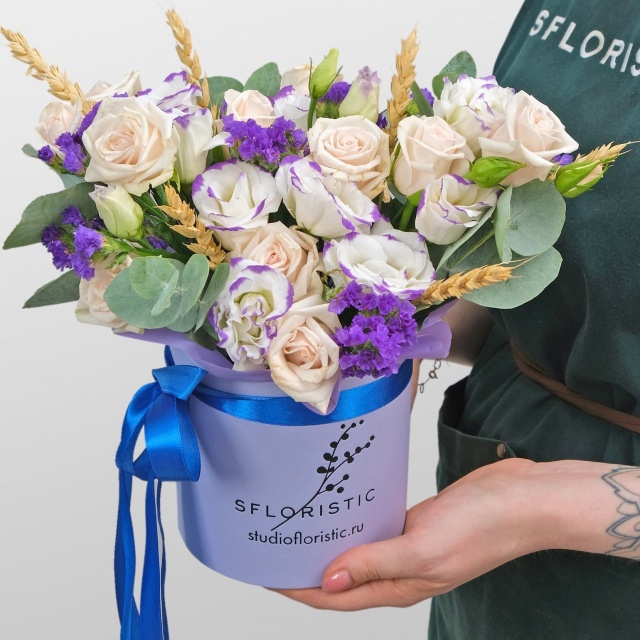 Композиция из Кустовых Роз и Лизиантуса в шляпной коробке «Эйфория»