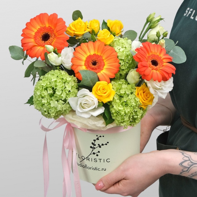 Композиция из Кустовых Роз, Эустомы и Гермини в шляпной коробке «Оранжевое счастье»