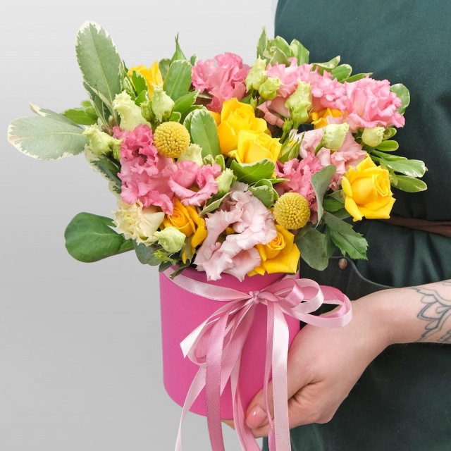 Композиция из Кустовых Роз и Эустомы в шляпной коробке «Удивительный»