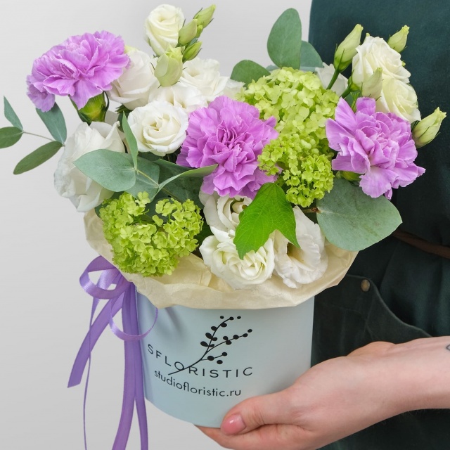 Композиция из Гвоздики, Вибурнума и Эустомы в шляпной коробке «Соната Любви»