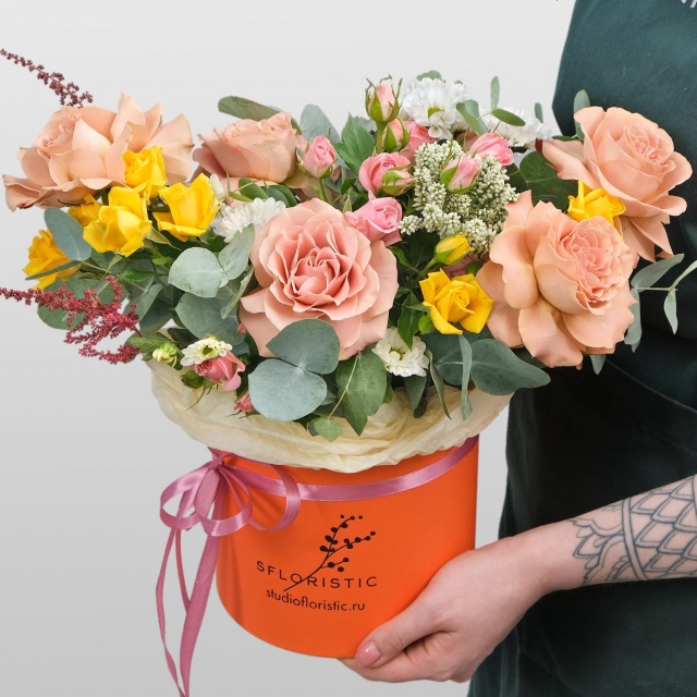 Композиция из Роз, Вероники и Астильбы в шляпной коробке «Латте» Композиция из Роз, Вероники и Астильбы в шляпной коробке «Латте»