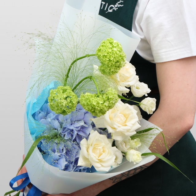 Букет Роз, Эустомы и Гортензии «Первое Свидание»