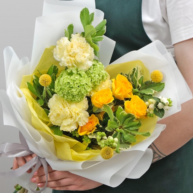 Букет из Гвоздики, Кустовой Розы и Вибурнума «Божественный Рай» Букет из Гвоздики, Кустовой Розы и Вибурнума «Божественный Рай»