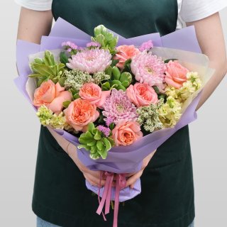 Букет из Роз, Хризантем и Маттиолы «Дарите девушкам цветы»