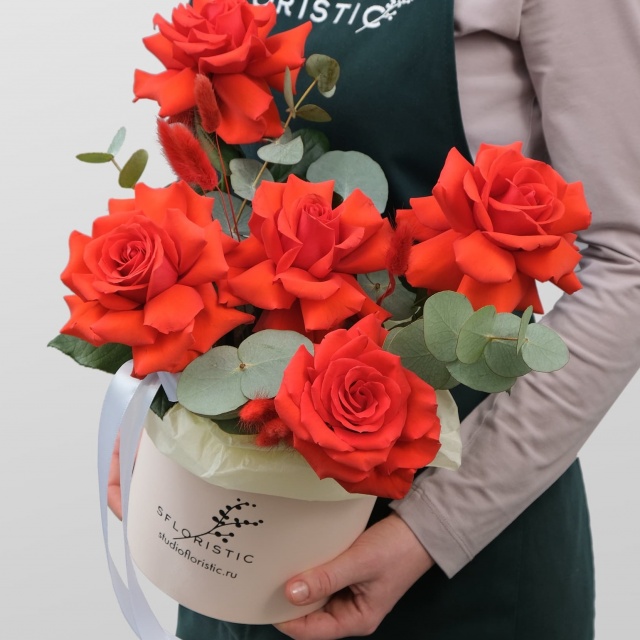 Композиция из Роз в шляпной коробке «Нина»
