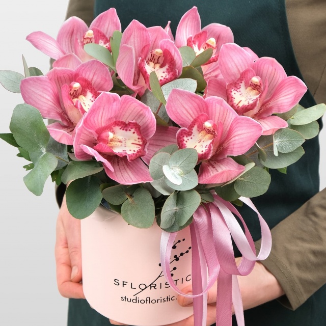 Композиция Розовых Орхидей в шляпной коробке «Дюймовочка» Композиция Розовых Орхидей в шляпной коробке «Дюймовочка»