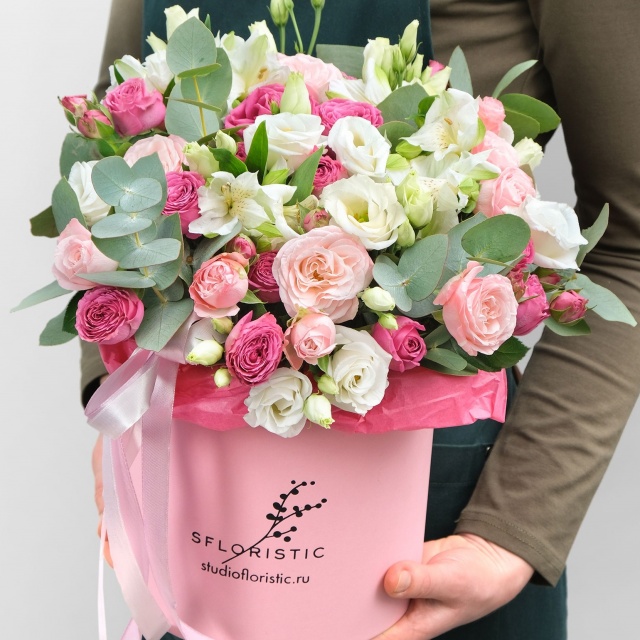 Композиция из Роз, Альстромерии и Эустомы в шляпной коробке «Мир счастья» Композиция из Роз, Альстромерии и Эустомы в шляпной коробке «Мир счастья»