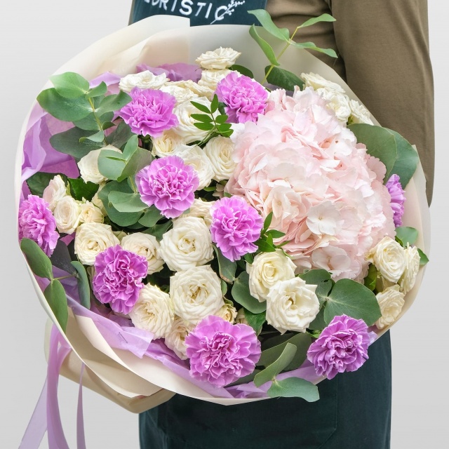 Букет из Гортензии, Роз и Диантуса «Сладость»