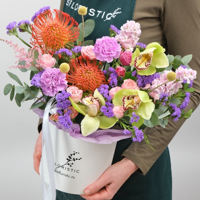 Композиция из Роз, Маттиол и Орхидеи в шляпной коробке «Неописуемой»