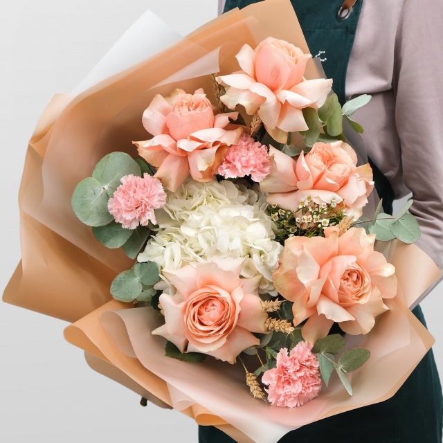 Букет из Гортензии, Роз и Гвоздики «Кремовый восторг»